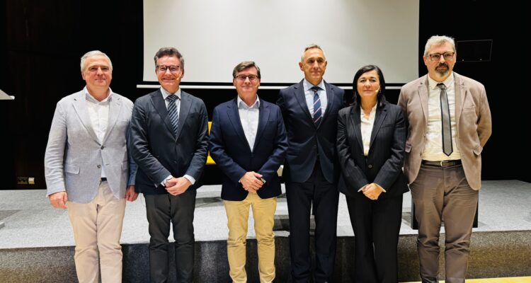 El delegado de Políticas de Vivienda y presidente de EMVS Madrid, tras la mesa redonda ‘Ciudades y vivienda. Soluciones habitacionales’, junto a responsables de Barcelona, Zaragoza y Bilbao