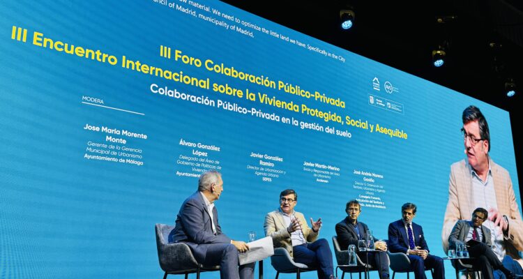 El delegado de Políticas de Vivienda y presidente de EMVS Madrid, durante la mesa redonda ‘Colaboración público-privada en la gestión del suelo' en SIMED
