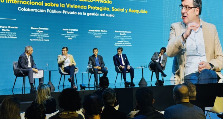 El delegado de Políticas de Vivienda y presidente de EMVS Madrid, durante la mesa redonda ‘Colaboración público-privada en la gestión del suelo' en SIMED