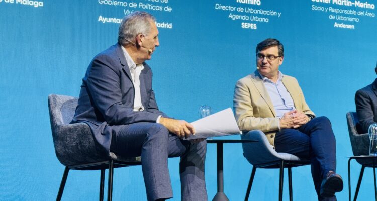 El delegado de Políticas de Vivienda y presidente de EMVS Madrid, Álvaro González, en la segunda jornada del 21º Salón Inmobiliario del Mediterráneo (SIMED) de Málaga