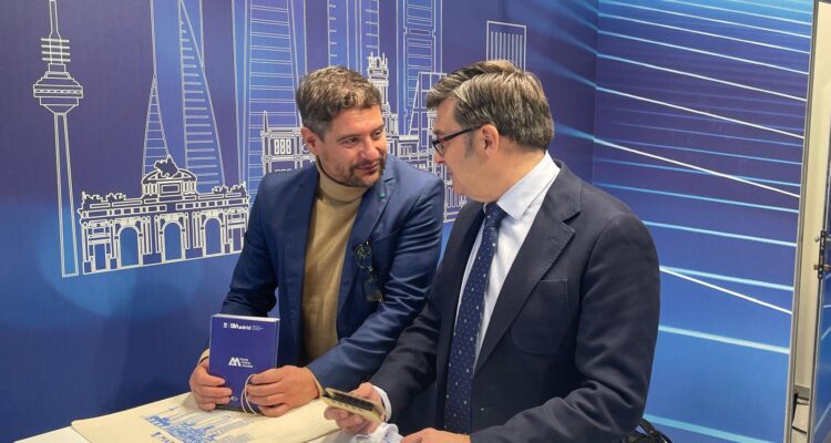 Álvaro González en el estand del Ayuntamiento en la feria Genera