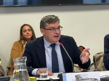 Álvaro González comparece para tratar los presupuestos del Área de Políticas de Vivienda en la Comisión Permanente de Economía, Innovación y Hacienda