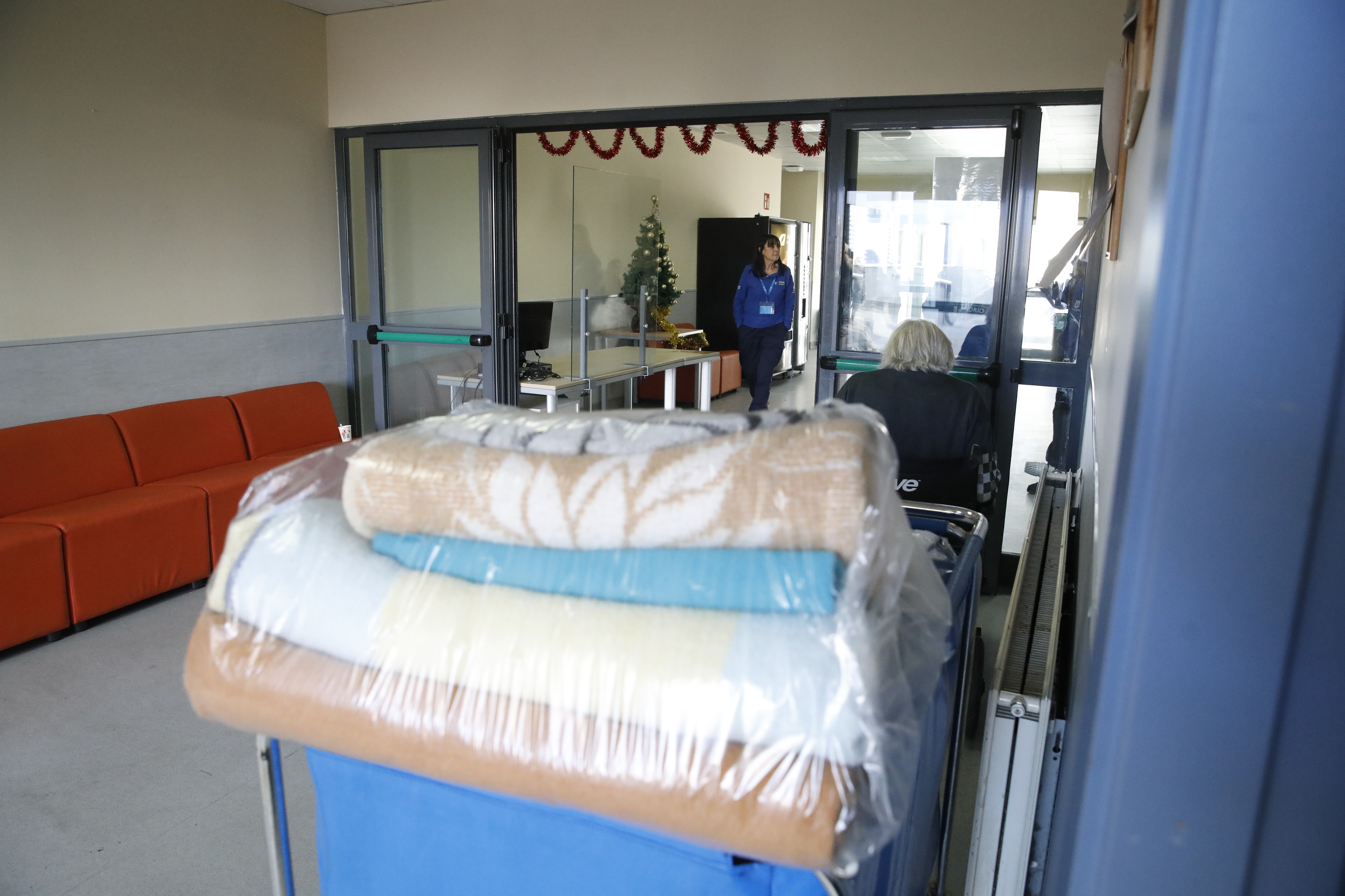 Imagen de archivo de una usuaria y una trabajadora en un centro de acogida municipal.