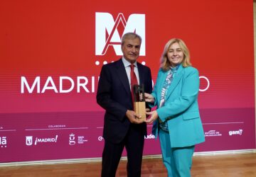 La vicealcaldesa, Inma Sanz, entregando el premio Madrileño del Año 2025 al piloto Carlos Sainz