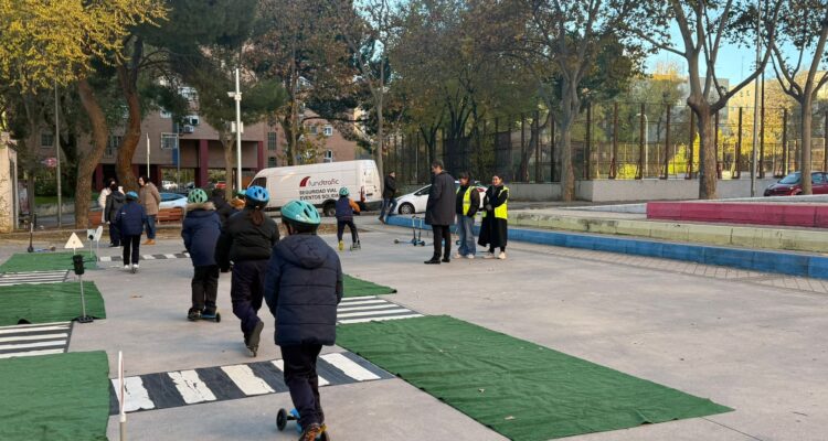 El concejal de Latina, Alberto González, ha visitado esta mañana el circuito de educación vial ubicado en la calle de Cullera, organizado por Madrid Calle 30