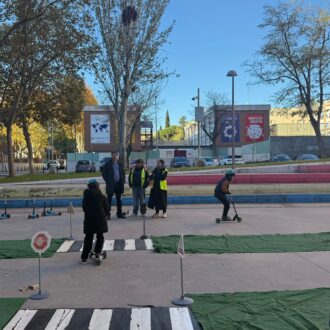 El concejal de Latina, Alberto González, ha visitado esta mañana el circuito de educación vial ubicado en la calle de Cullera, organizado por Madrid Calle 30