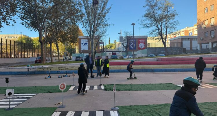 El concejal de Latina, Alberto González, ha visitado esta mañana el circuito de educación vial ubicado en la calle de Cullera, organizado por Madrid Calle 30