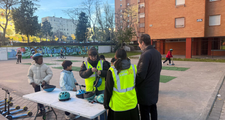 El concejal de Latina, Alberto González, ha visitado esta mañana el circuito de educación vial ubicado en la calle de Cullera, organizado por Madrid Calle 30
