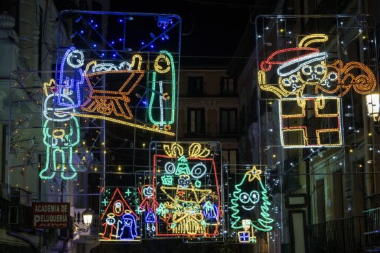 Detalle de los dibujos infantiles que formaron parte del alumbrado 2025. Imagen de archivo.