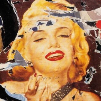 Imagen de Marilyn Monroe, donde se la rubia con sonrisa y labios rojos en una imagen artística tipo collage, con capas de papel desgarrado superpuestas. Forma parte de la exposición Celebrando a Marilyn. 1926-2026