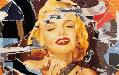 Imagen de Marilyn Monroe, donde se la rubia con sonrisa y labios rojos en una imagen artística tipo collage, con capas de papel desgarrado superpuestas. Forma parte de la exposición Celebrando a Marilyn. 1926-2026