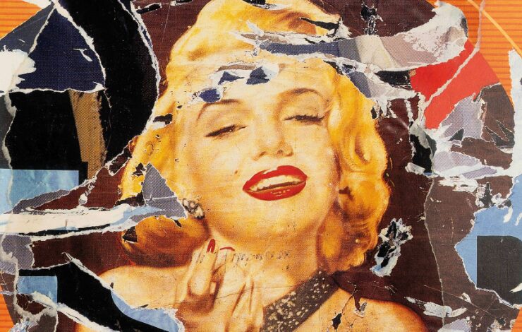 Imagen de Marilyn Monroe, donde se la rubia con sonrisa y labios rojos en una imagen artística tipo collage, con capas de papel desgarrado superpuestas. Forma parte de la exposición Celebrando a Marilyn. 1926-2026