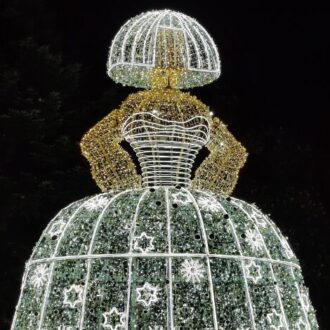 Imagen de la menina iluminada, uno de las iluminaciones que se pueden consultar en el mapa de las luces de Navidad en Madrid