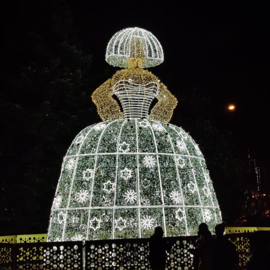 Menina luminosa en el paseo del Prado (fuente de Apolo)