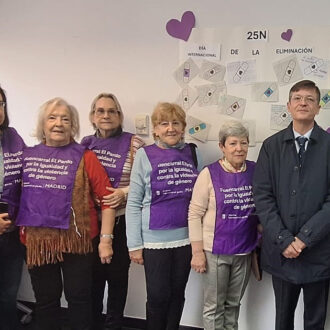 Martínez Páramo con los socios del CMM Vecino Vocal Justo Sierra y el mural colaborativo 'Tiritas curativas'