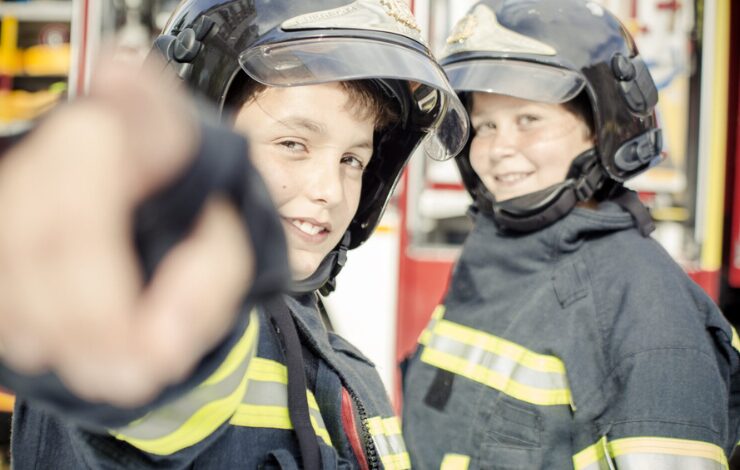 Dos niños vestidos con uniformes de bombero en una de las formaciones impartidas por emergencias de Madrid