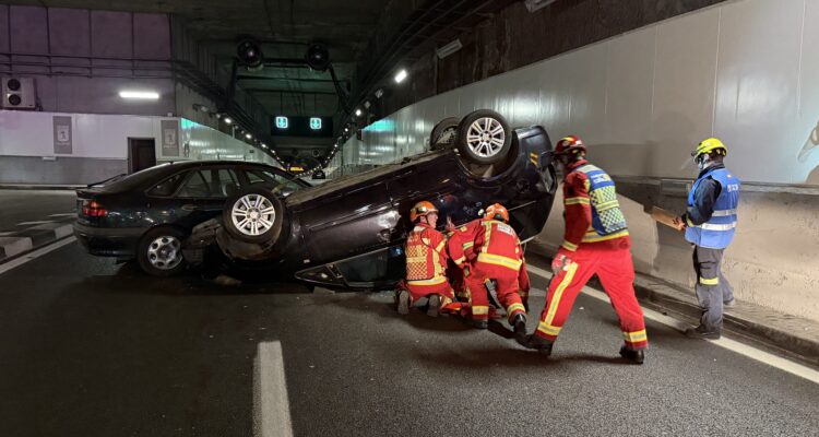 Operación de excarcelación del agente atrapado en el coche zeta