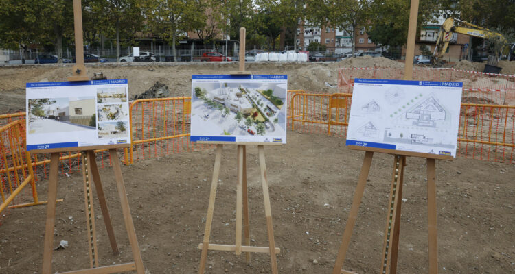 Paneles explicativos obras nuevo centro cultural y juvenil calle Canal de Panamá