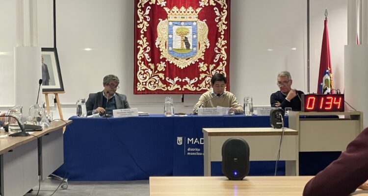 El concejal de Moncloa Aravaca, Borja Fanjul, preside la sesión extraordinaria de presupuestos en el Pleno del distrito