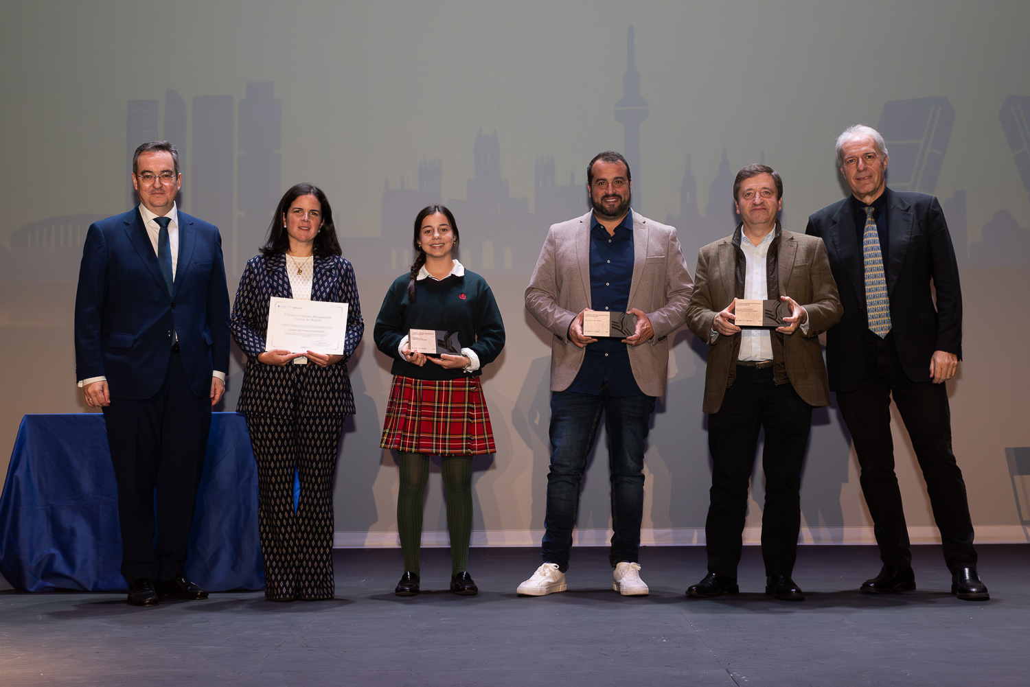 los premiados de la I edición Premios Consumo Responsable Ciudad de Madrid posan en el escenario con sus premios