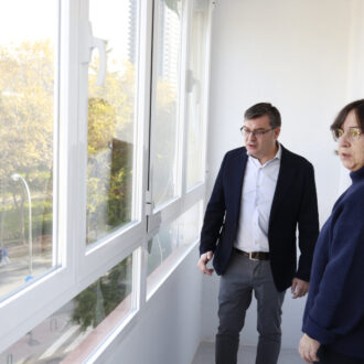 El delegado de Políticas de Vivienda y presidente de la Empresa Municipal de Vivienda y Suelo de Madrid (EMVS Madrid), Álvaro González, en la visita a una vivienda asequible en Moncloa-Aravaca rehabilitada íntegramente para el programa ReViVa