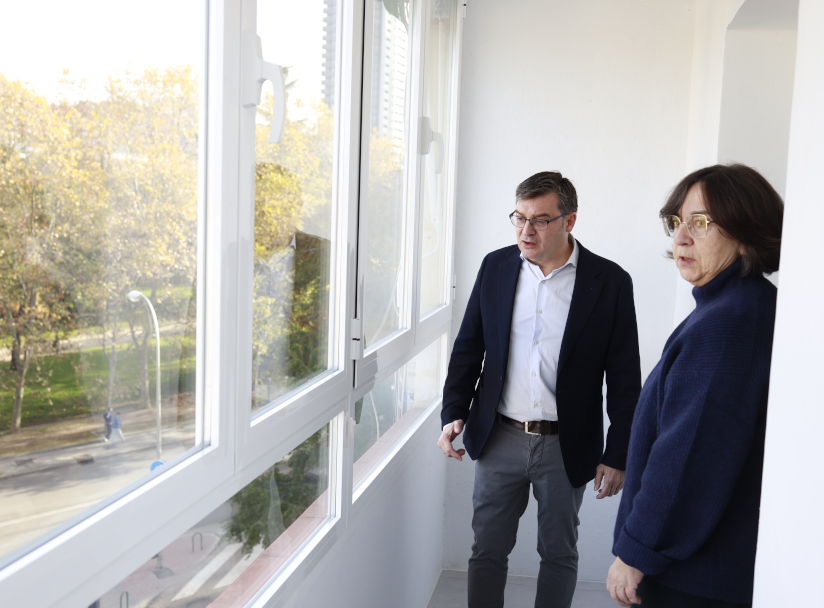 El delegado de Políticas de Vivienda y presidente de la Empresa Municipal de Vivienda y Suelo de Madrid (EMVS Madrid), Álvaro González, en la visita a una vivienda asequible en Moncloa-Aravaca rehabilitada íntegramente para el programa ReViVa