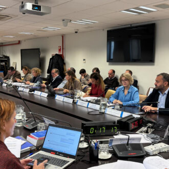 Rivera de la Cruz, sentada al lado de Maíllo y Cea, en un momento de la Comisión de Presupuestos municipal de este lunes en la que ha presentado las cuentas de su Área para 2026