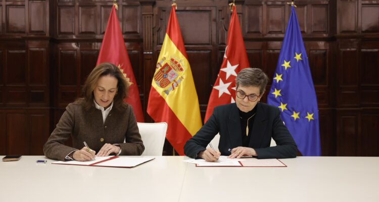 Sánchez-Cervera y Quintana en momento de la firma