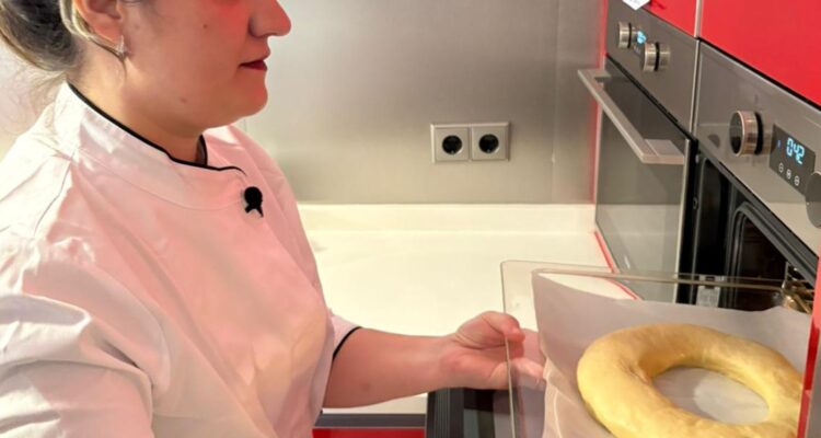 Uno de los pasos de la receta de la corona de la Almudena