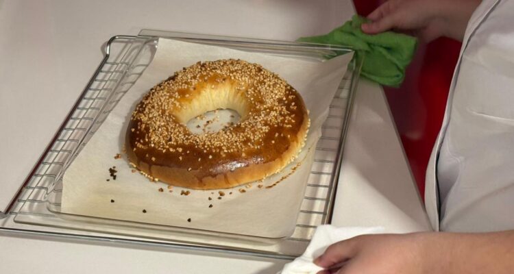 Corona de la Almudena tras ser horneada