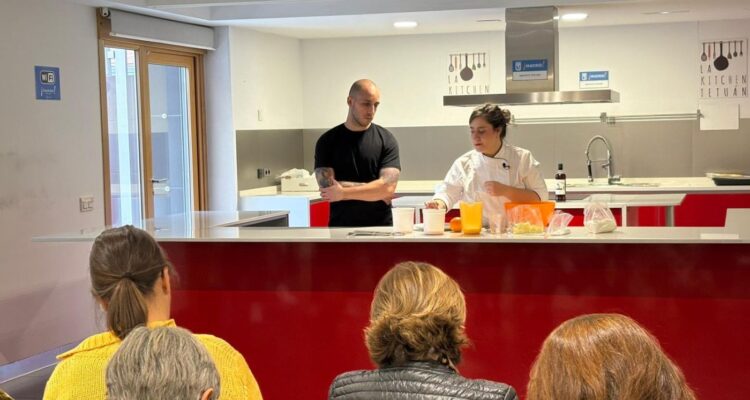 Taller de corona de la Almudena realizado en el Centro Cultural Eduardo Úrculo