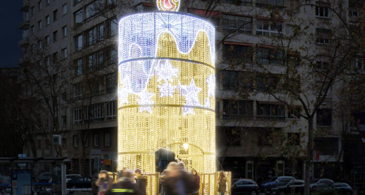 Otra de las novedades de las luces de Navidad en Madrid, una vela luminosa en Nuevos Ministerios