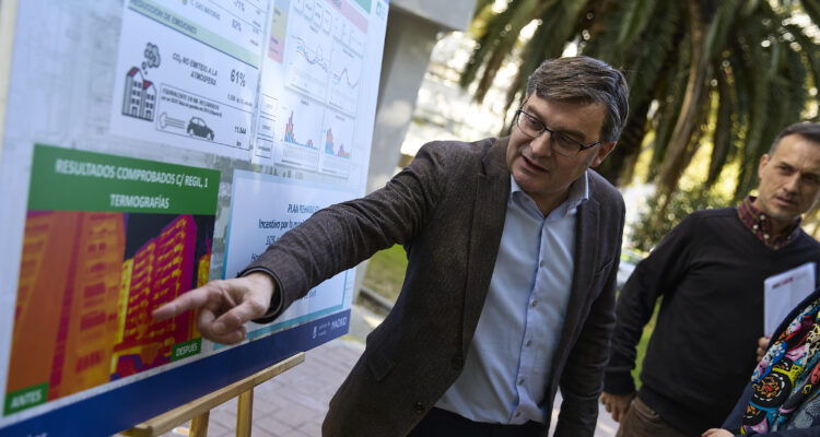 El delegado de Políticas de Vivienda, Álvaro González, durante su visita a un edificio rehabilitado por el Plan Rehabilita en Orcasitas
