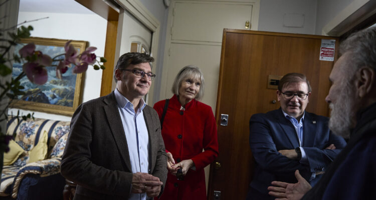 El delegado de Políticas de Vivienda, Álvaro González, durante su visita a un edificio rehabilitado por el Plan Rehabilita en Orcasitas