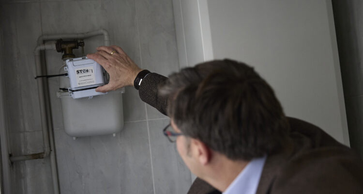 El delegado de Políticas de Vivienda, Álvaro González, durante su visita a un edificio rehabilitado por el Plan Rehabilita en Orcasitas