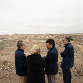 La delegada de Obras y Equipamientos, Paloma García Romero, visita las obras de urbanización de Valdecarros