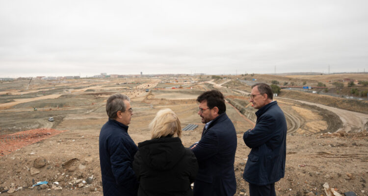 La delegada de Obras y Equipamientos, Paloma García Romero, visita las obras de urbanización de Valdecarros