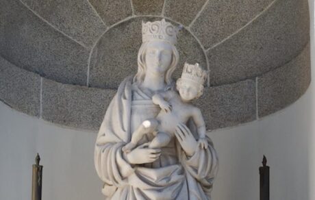 Estatua de la Virgen de la Almudena