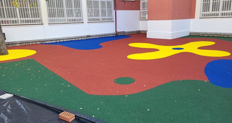 Nuevo solado de caucho para facilitar el juego seguro en el área infantil