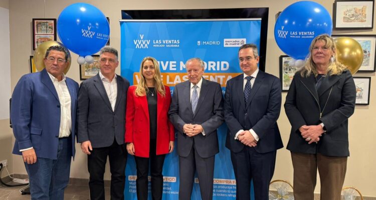 En la imagen, Nadia Álvarez y José María Álvarez del Manzano posan con representantes del mercado