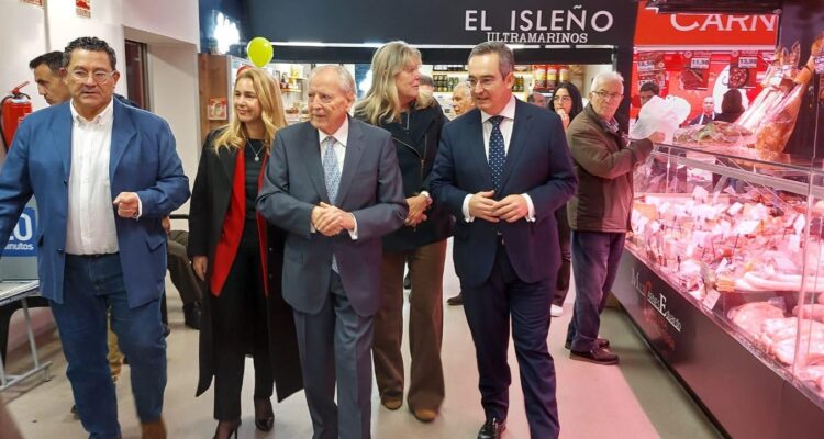 La concejala de Ciudad Lineal, Nadia Álvarez junto a José María Álvarez del Manzano, alcalde que inauguró el mercado