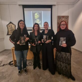 Gómez-Angulo con la artista y el libro objeto de la presentación