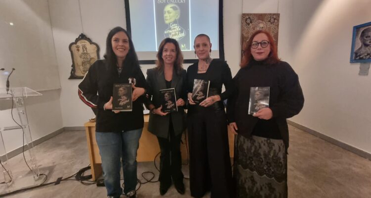 Gómez-Angulo con la artista y el libro objeto de la presentación