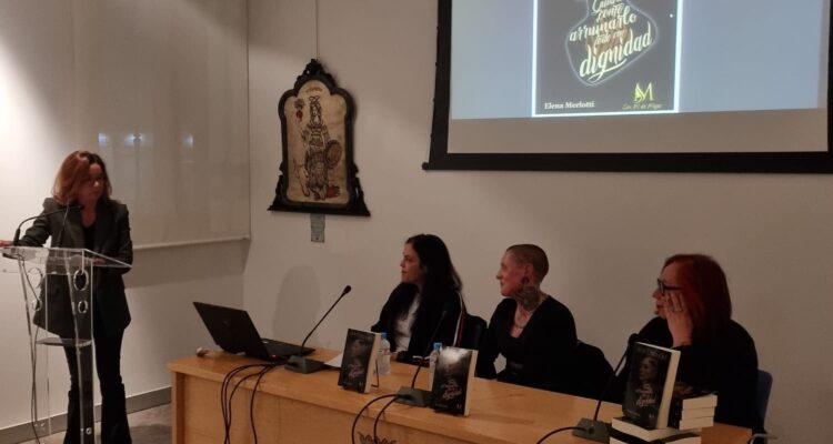 Gómez-Angulo durante su intervención en la presentación de la muestra y el libro