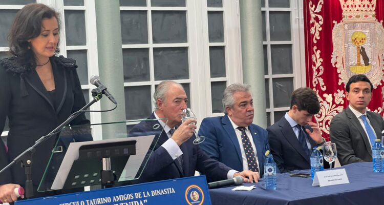 La concejala de Arganzuela, Lola Navarro, durante su intervención el acto de entrega de Trofeos San Isidro 2025