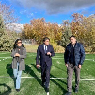El concejal David Pérez visita las pistas de tenis del CDM Luis Aragonés