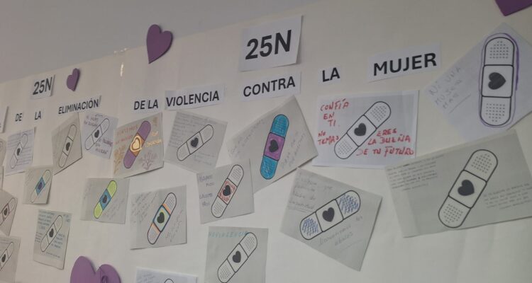 Mural colaborativo titulado 'Tiritas curativas' en Fuencarral-El Pardo donde aparecen dibujos de tiritas con frases positivas en la pared