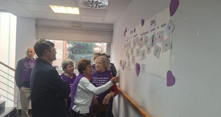 Socias del CMM explicándole al concejal de Fuencarral-El Pardo el mural 'Tiritas curativas'