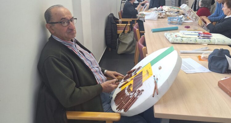 Uno de los socios del CMM Vocal Vecino Justo Sierra en uno de los talleres donde se le ve sentado haciendo encaje de bolillos