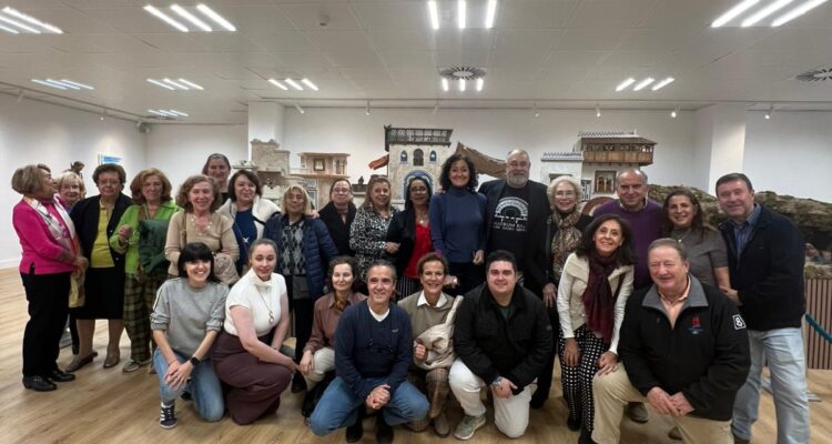 Un grupo de gente en el belén de San José de Arganzuela